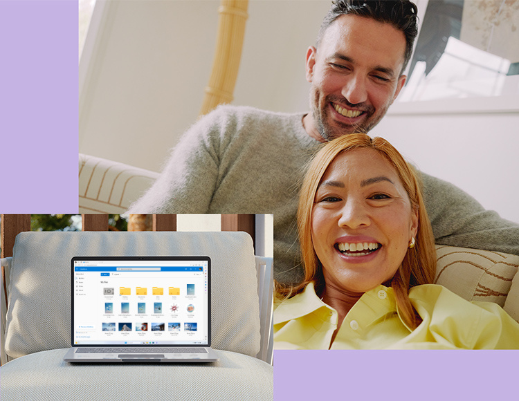 Um homem e uma mulher a olhar para a página do Microsoft 365 num portátil PCSpecialist