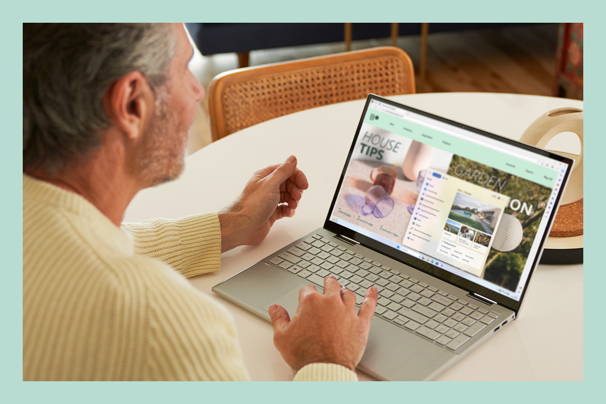Um homem a usar um portátil com o Windows 11.