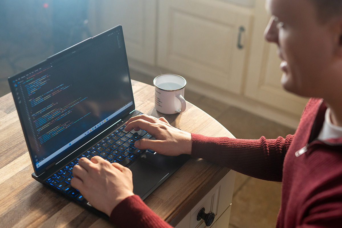 Um Programador a trabalhar num portátil PCSpecialist