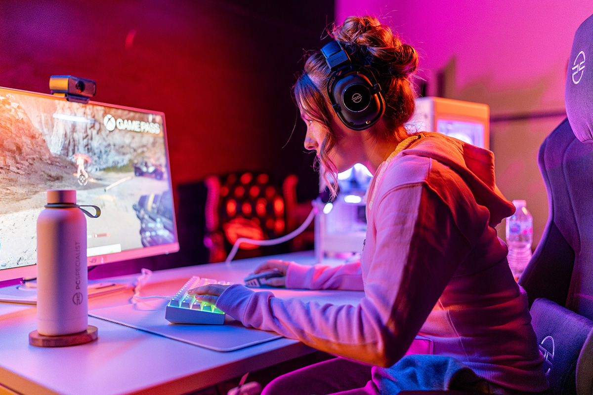 Um jogador a usar um PC da PCSpecialist para jogar
